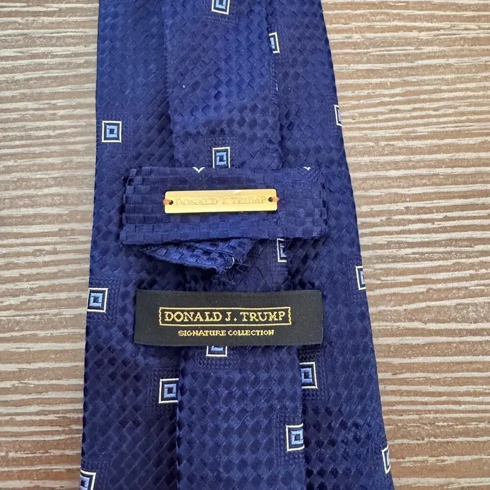 Donald Trump Signature Collection 100% Silk Navy Blue Geometric Neck Tie 60x4